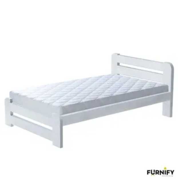 Drewniane łóżko w kolorze naturalnym lub bielone