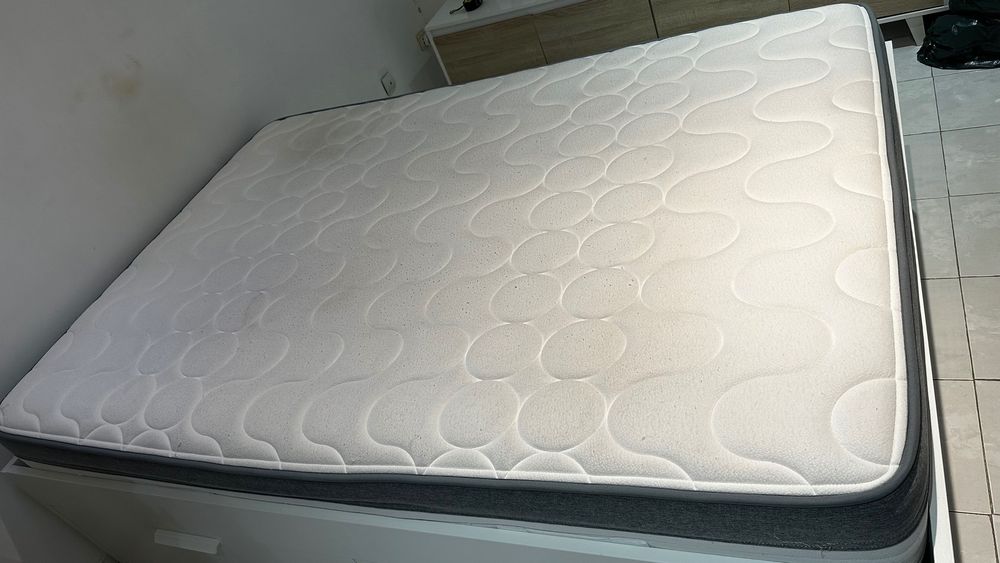 Cama com arrumação e colchão