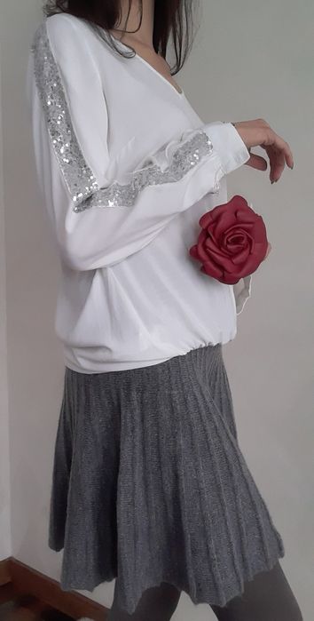 White v-neck blouse with cequins Biała elegancka bluzka z cekinami