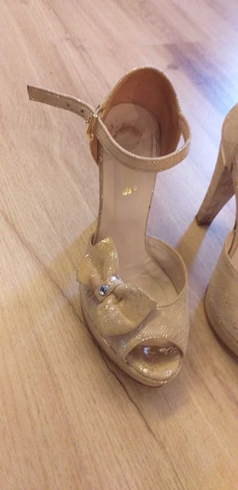 Sapatos dourados cerimónia