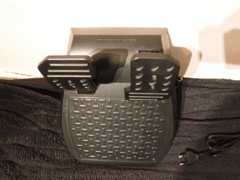 Konsola PS3 wraz z Kierownicą Thrustmaster Ferrari