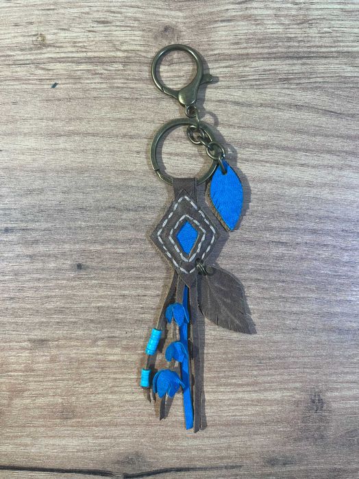 skórzany brelok amulet ze skórzanym frędzlem