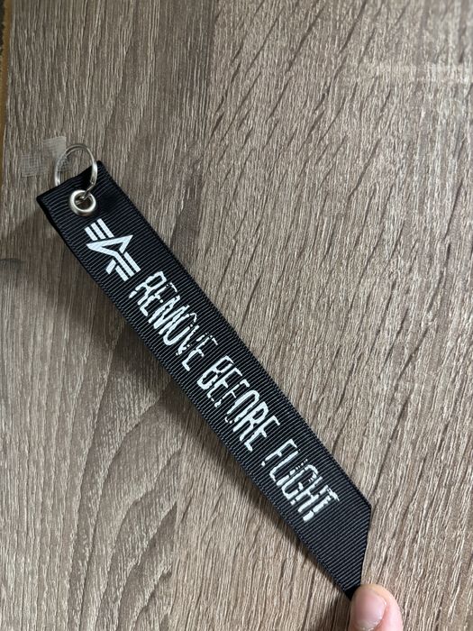 Брелок  Alpha Industries REMOVE BEFORE FLIGHT Чорного кольору| Стрічка на Ключі, Рюкзак, Сумку