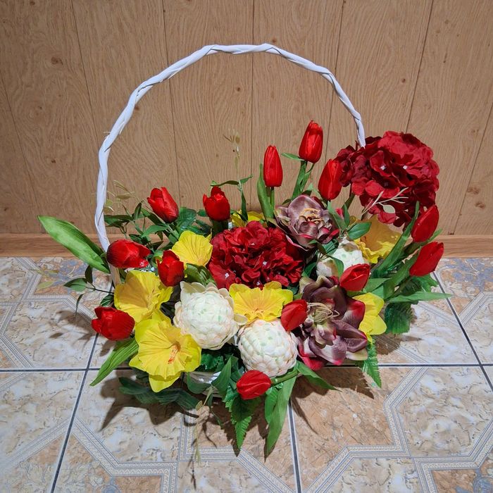 Kompozycja kwiatowa Duży stroik okolicznościowy  sztucznych kwiatów