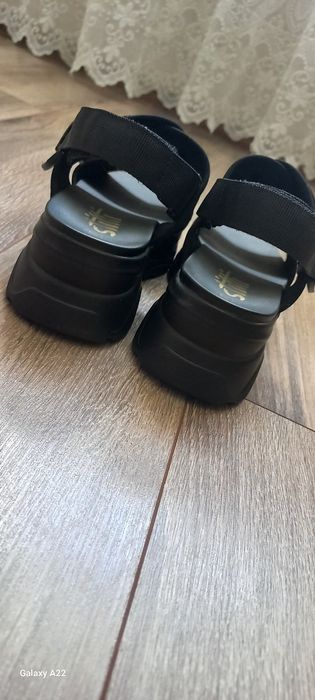 Продам босоніжки нові