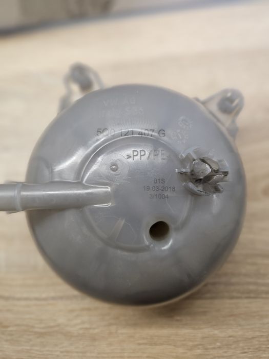 Бачок системи охолодження VW passat b8 5q0121407g
