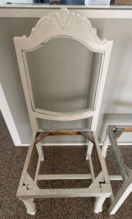 Cadeiras em madeira antigas