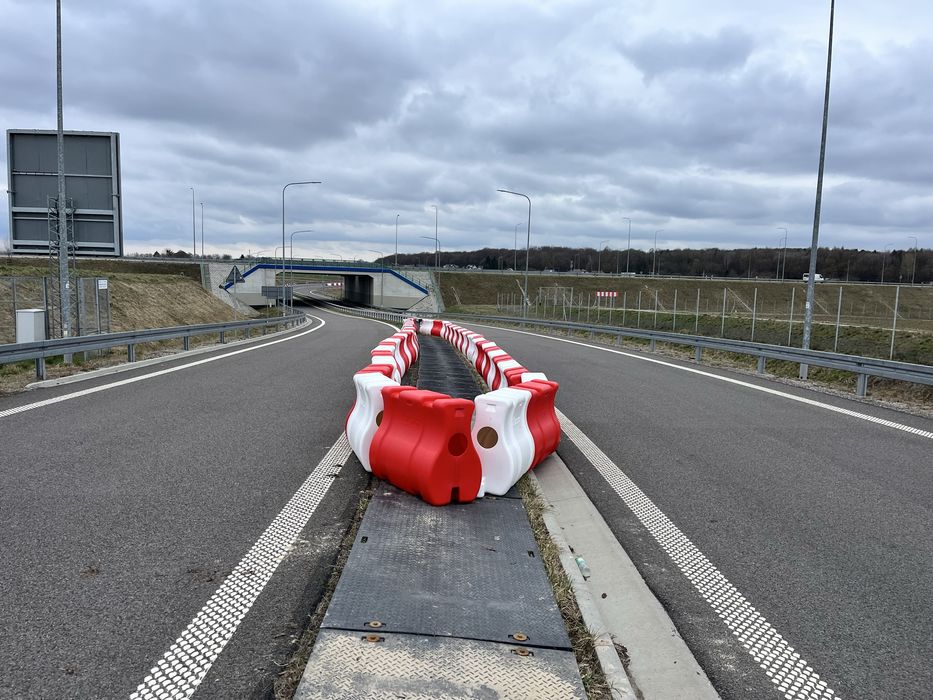 Separator drogowy U-25c / U-14e – wynajem, 150 sztuk