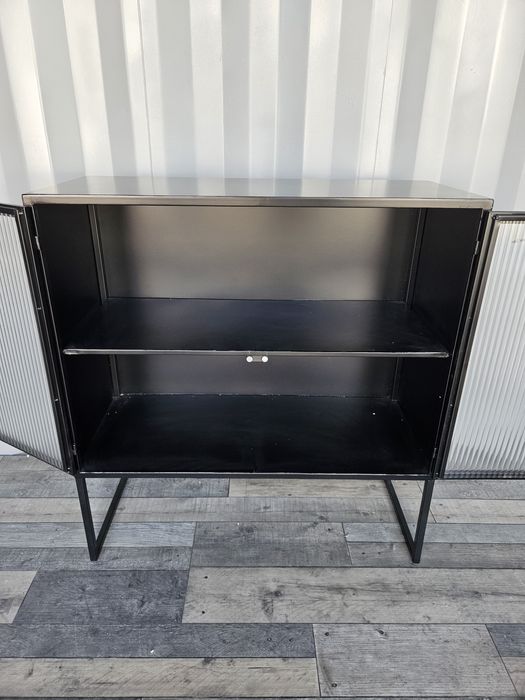Czarna metalowa komoda szklane drzwiczki