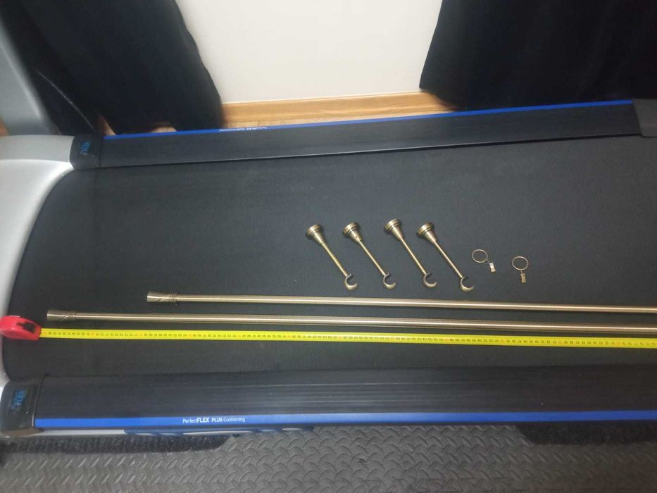 Złote karnisze metalowe oraz żabki