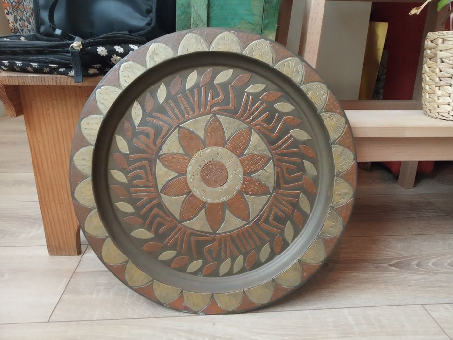 Two decorative metal plates442829029685995522