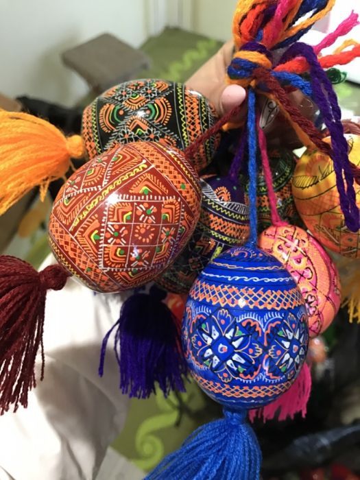 Писанки з китицями на шнурку