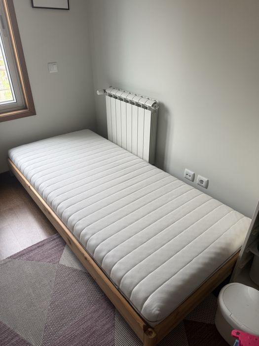 Uma Cama IKEA individual com dois colchões, medida 80x200 cm
