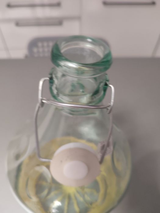 Szklany balon 5 l z uchwytem w koszu