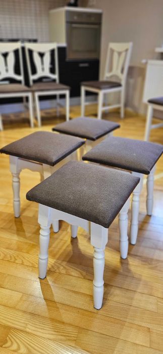 Дерев'яний стіл та стільці