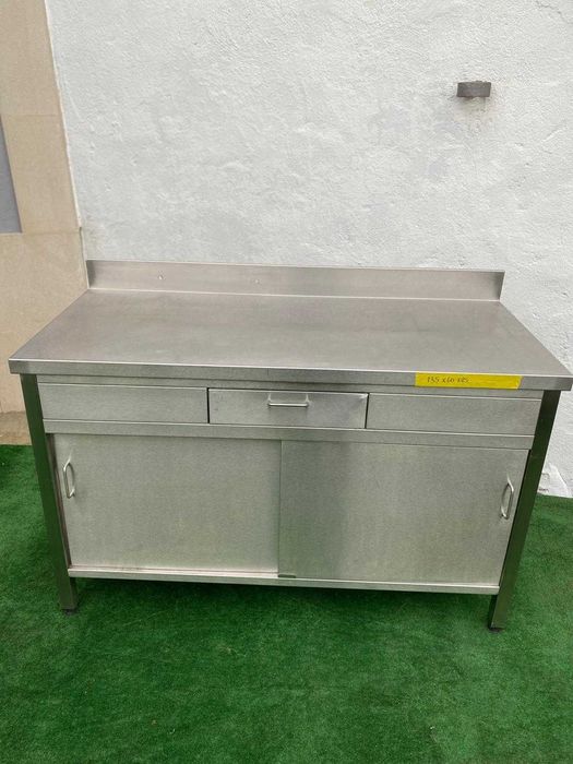 Bancada neutra em inox com 1 gaveta e 2 portas