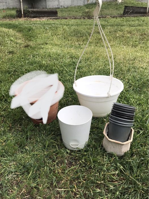 Вазоны горшки для цветов и рассады, крепления для вазонов.