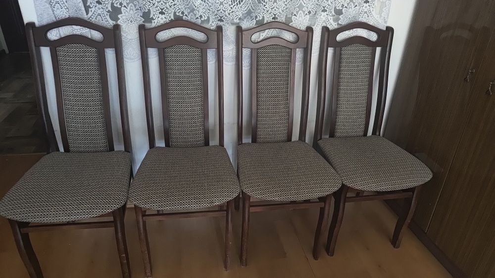 Krzesła sztuk cztery w bardzo dobrym stanie