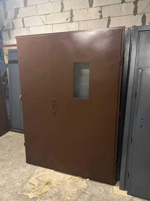 Двері для під'їзду з вікном