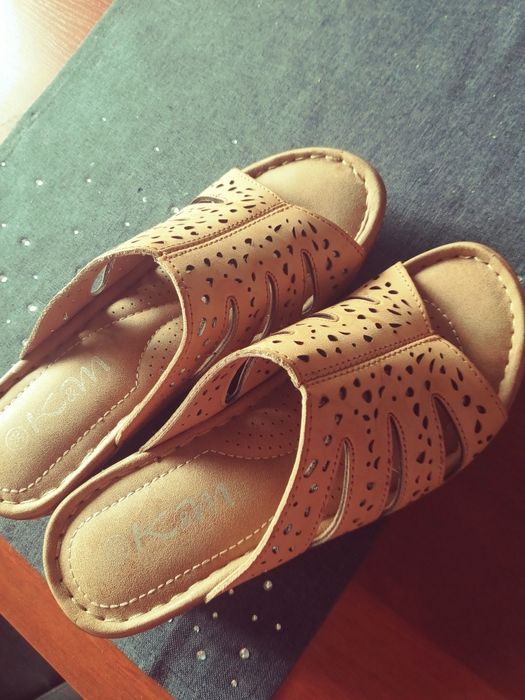 Klapkilekkie 36 bezowe dziurki koturna lekkie