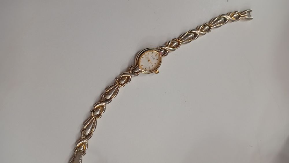 Жіночий годинник,на руці виглядає чарівно