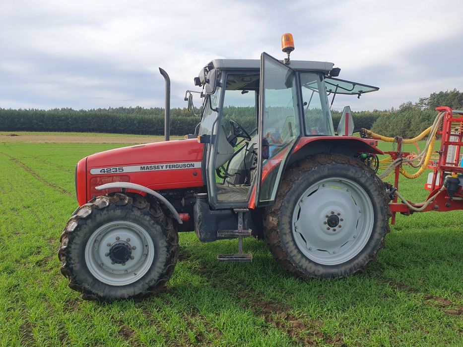 Massey Ferguson 4235