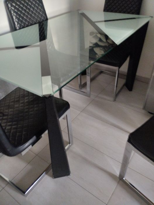 Mesa em vidro com pés pretos