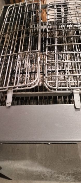 Assador em inox com grelhas