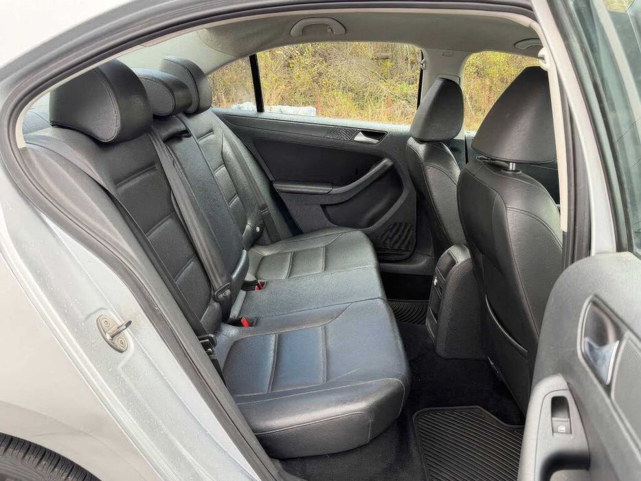 Volkswagen Jetta SE with Connectivity      2014