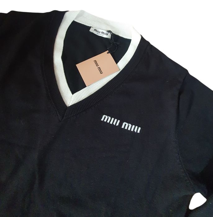 Sweter w serek Miu Miu