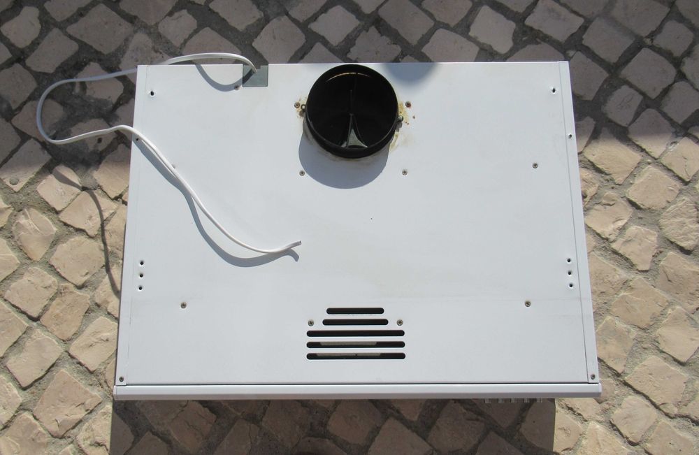 Exaustor branco marca CATA a funcionar bem