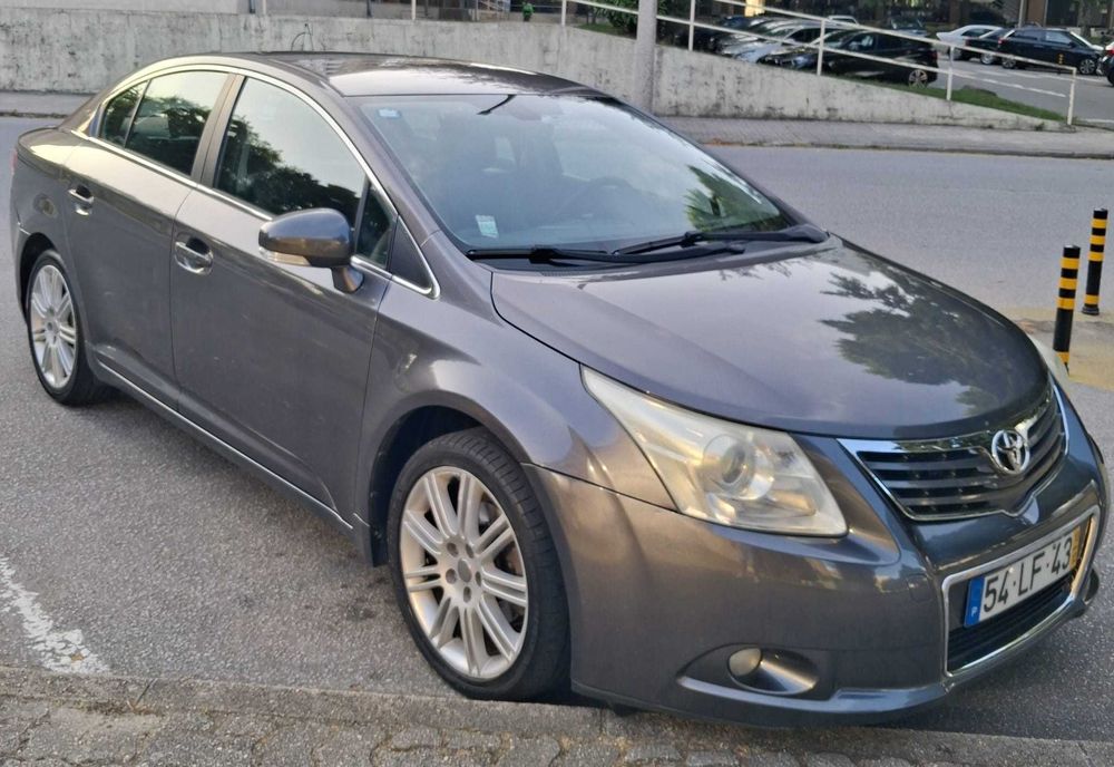 Toyota Avensis T27, ano 2010, motor Diesel económico e fiável.