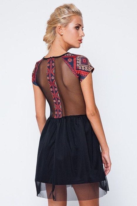 Стильне вишите плаття з голою спинкою