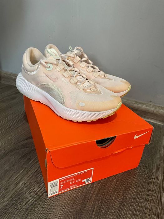 Кросівки жіночі Nike React Escape, ромір 38