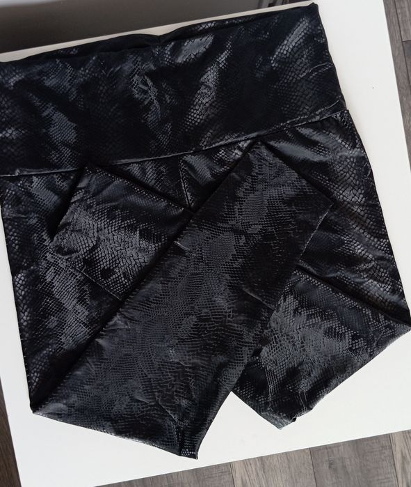 Spodnie legginsy czarne imitacja skóry węża wężowe Shein