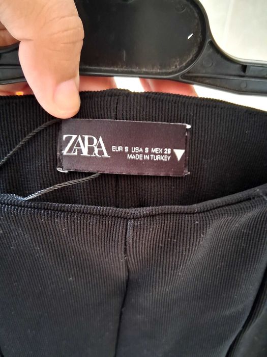 Calças justas,com top Zara.