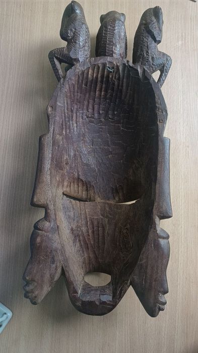 Маска. З дерева, велика,