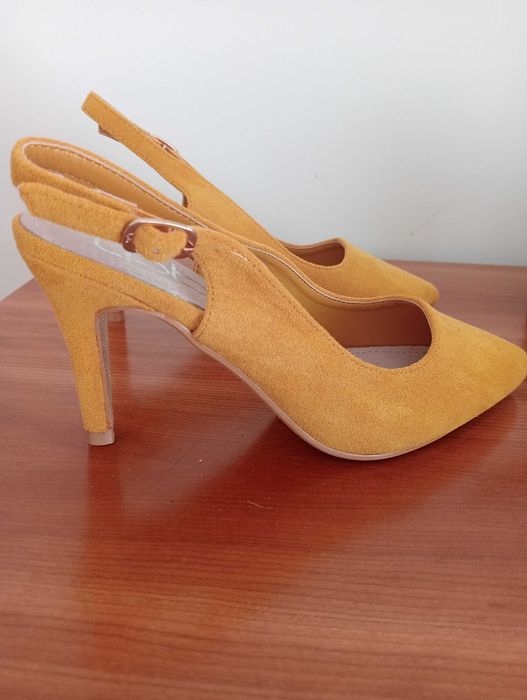 Sapatos novos Tam.36