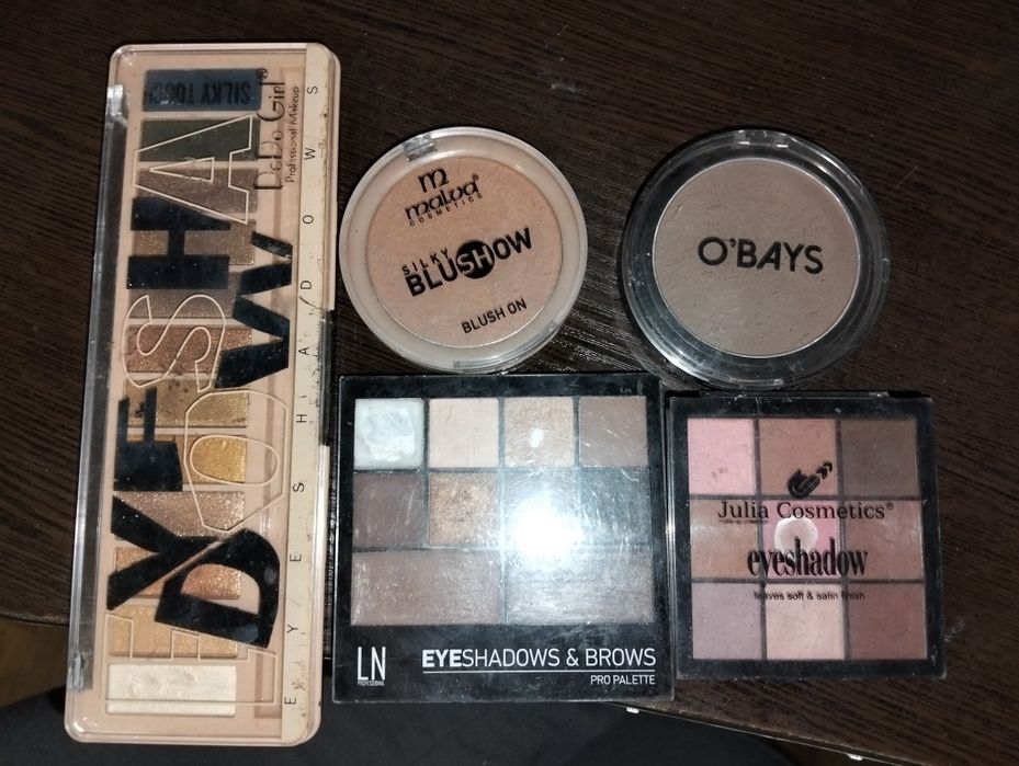 Три палетки теней, румяна и скульптор