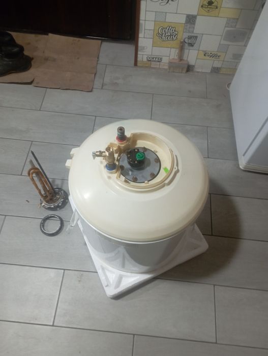 Продам бойлер ROUND 50л