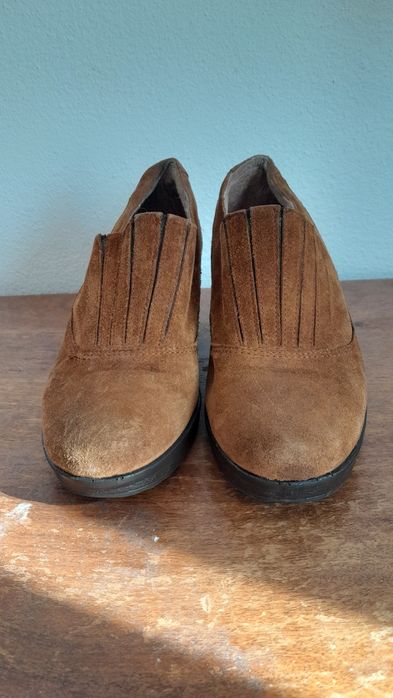 Botas camurça até ao tornozelo, de cunha, com elástico no peito do pé