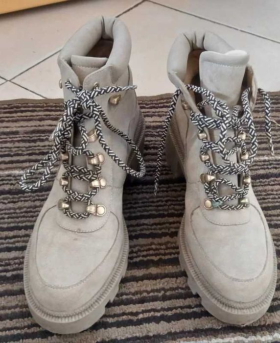 Botas com atacadores