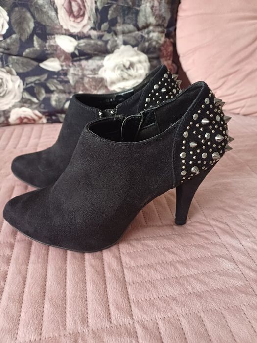 Szpilki damskie z ćwiekami