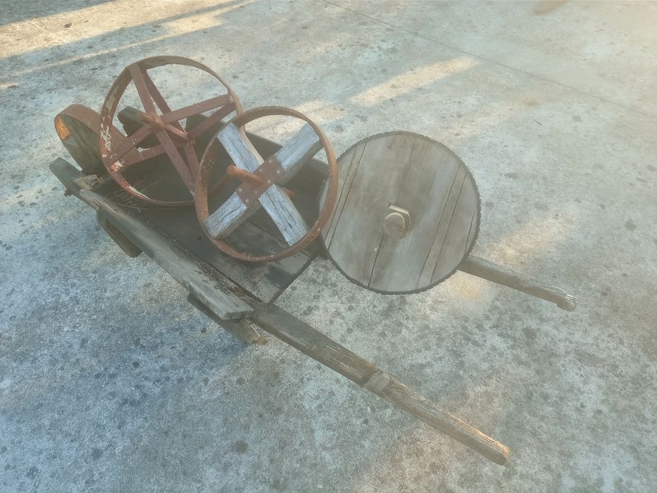 Rodas de carro de mão antigas
