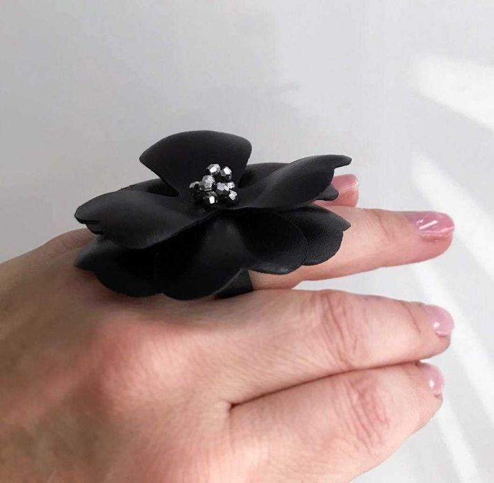 Каблучка з натуральної шкіри.