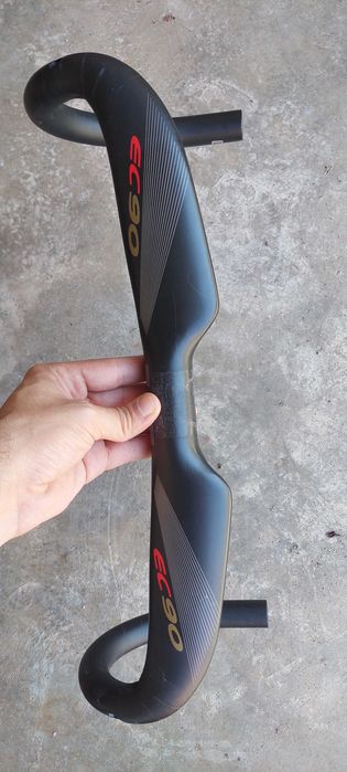 Guiador de Carbono Aero EC90 – 420mm x 80mm Reach / 130mm Drop