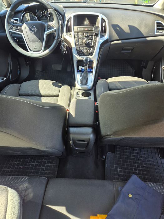Opel Astra J 2011