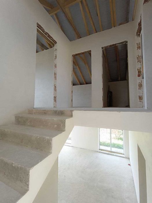 Продається особняк з прямокутною ділянкою, всі комунікації міські.