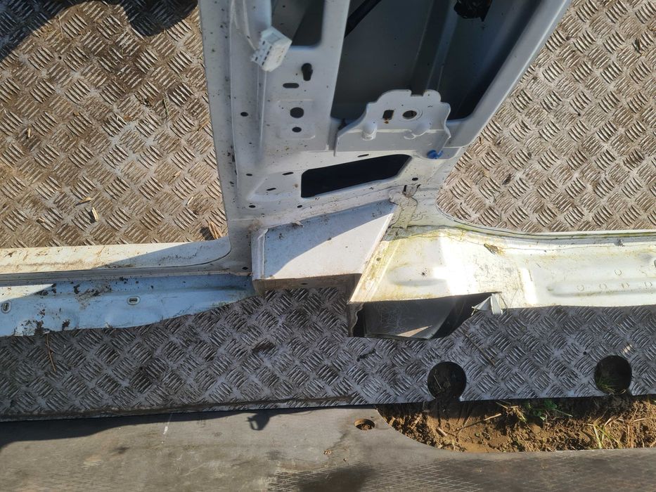Renault Trafic III ćwiartka słupek próg prawy bok poszycie