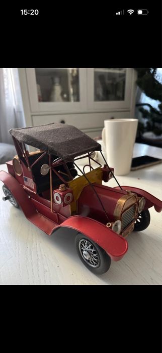 Replika auta w kolorze czerwonym